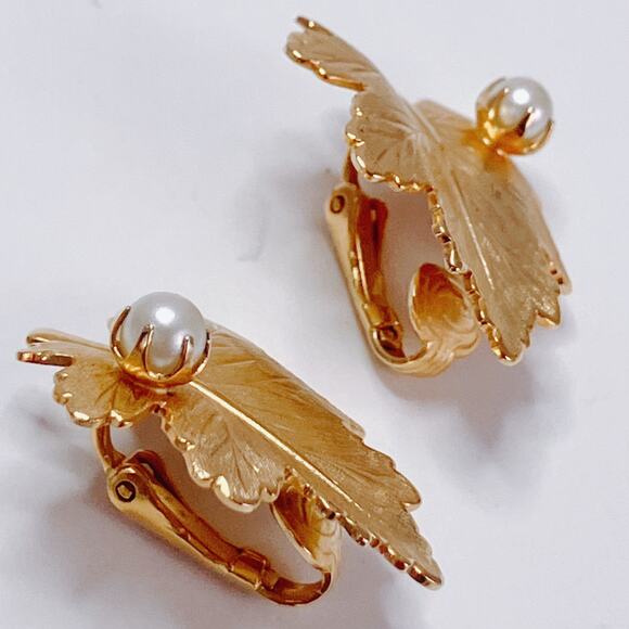 Vintage Signed Sarah Coventry 1960s Earrings Gold Tone Leaf Faux Pearl Clip On - Picture 4 of 12